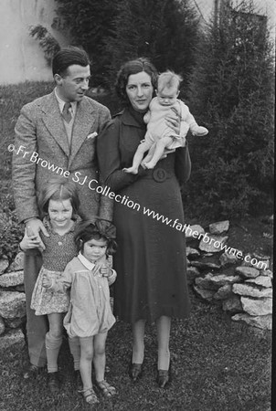 NORMAN WHITE WITH MRS HELEN & MARGARET & GRANIA IN BASKET